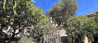 In the heart of the village, luxury studio 17m2, flowered terrace 9 m2, air conditioning