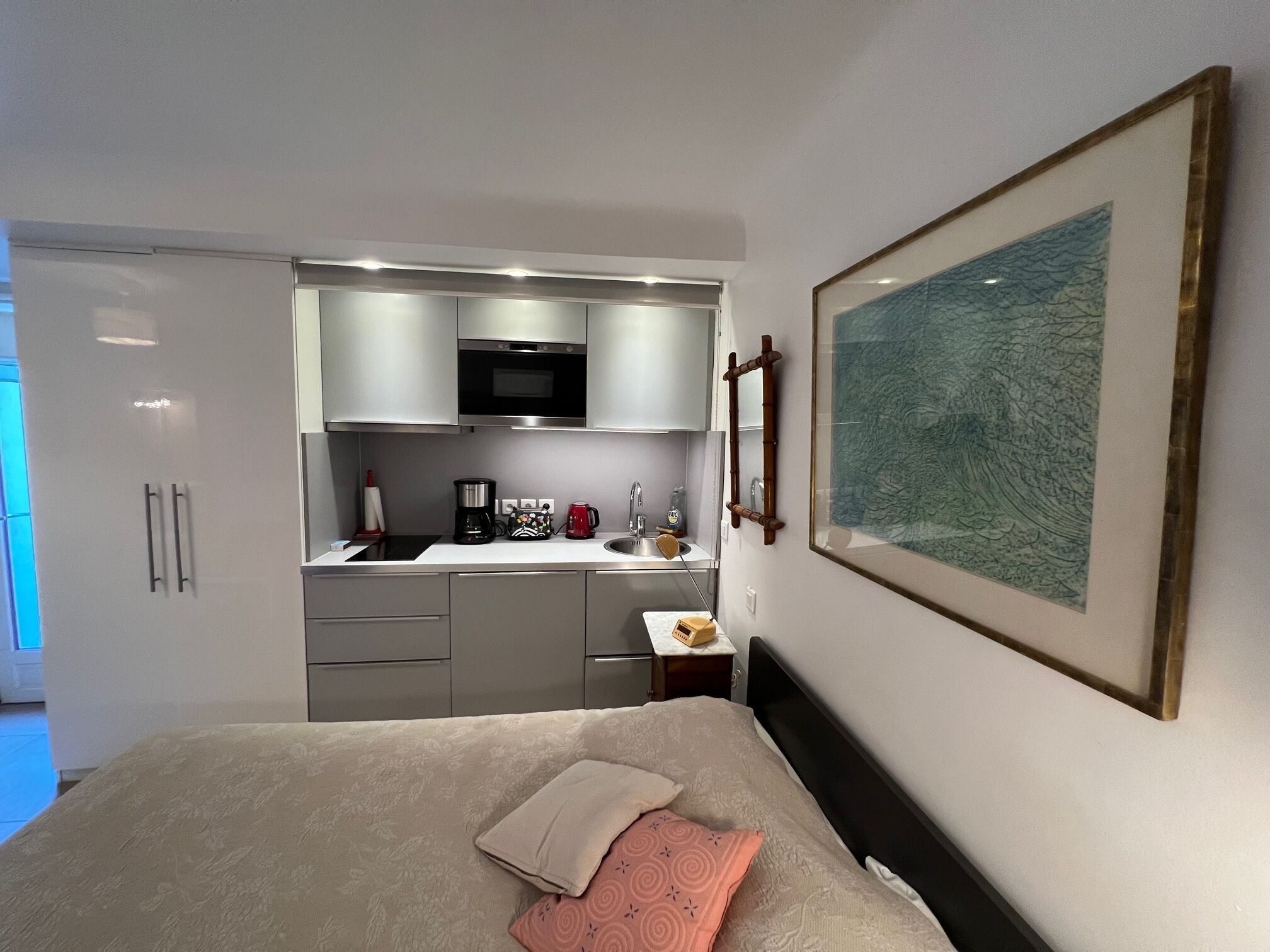 At the top of the village square, standing studio, flowered terrace, air conditioning