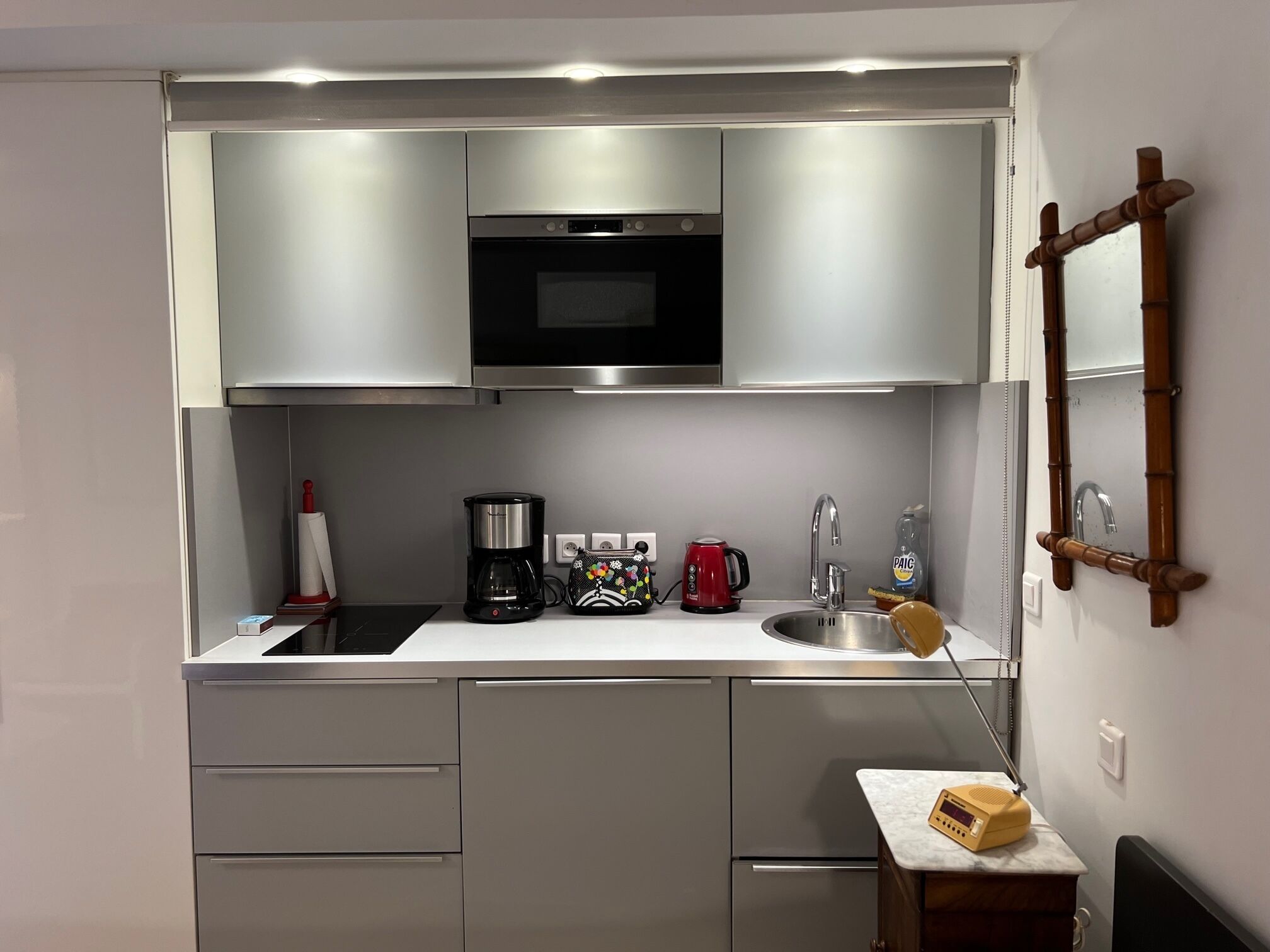 At the top of the village square, standing studio, flowered terrace, air conditioning