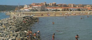På stranden