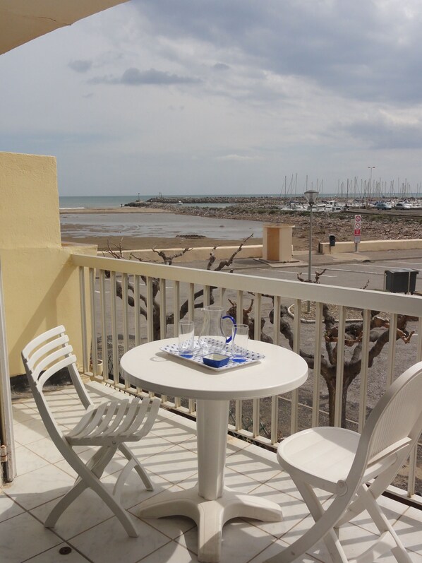 Outdoor dining - ST PIERRE la MER (11)apartment T3, sleeps 6, FRONT de MER, private PARKING (Fleury)