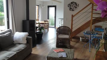 Televisión, reproductor de DVD, libros y estéreo