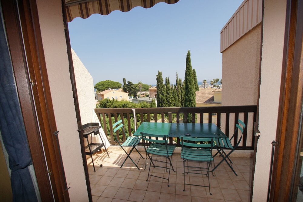 Pleasant two-room apartment by the sea, bright, small sea view