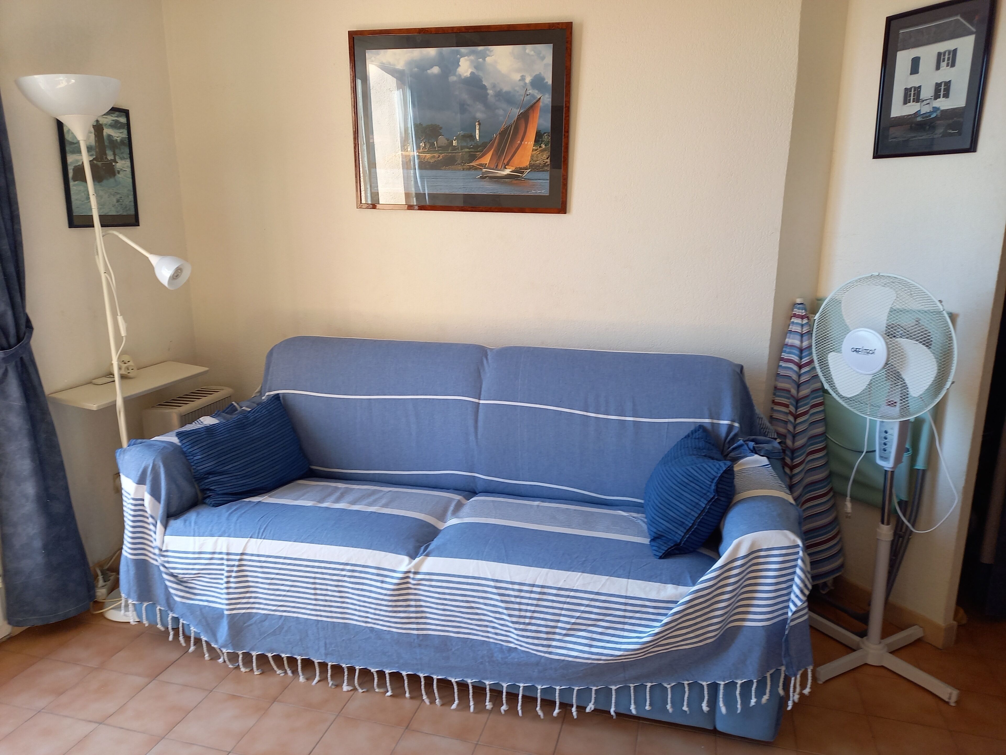 Pleasant two-room apartment by the sea, bright, small sea view