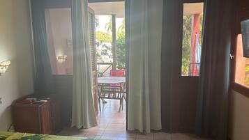 1 habitación, tabla de planchar con plancha, cuna de viaje y wifi