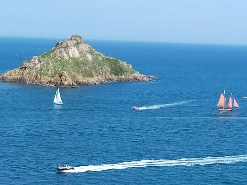 Panoramic sea view 250° from all 10 windows! Classified as 4* furnished tourist accommodation. WIFI Fiber