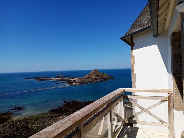 A coastal view with a white building and a wooden deck overlooking the sea. - Panoramic sea view 250° from all 10 windows! Classified as 4* furnished tourist accommodation. WIFI Fiber (Pléneuf Val André)