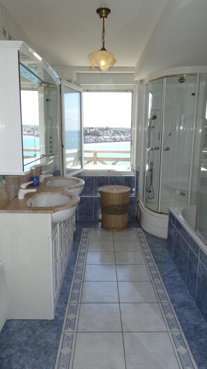 Badewanne, Haartrockner, Toilettenpapier