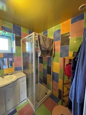 Combined shower/bathtub, hair dryer, towels
