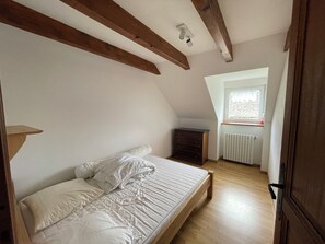 4 bedrooms, iron/ironing board, free WiFi, bed sheets