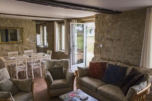 Smart-tv, een open haard, een dvd-speler en boeken