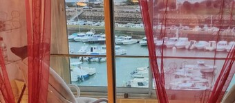 BEAUTIFUL WATERFRONT APARTMENT - BREATHTAKING MARINA AND SEA VIEWS!