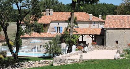 Maison de campagne avec piscine chauffée avec panneaux solaires .