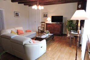 Téléviseur, table de baby-foot, table de ping-pong