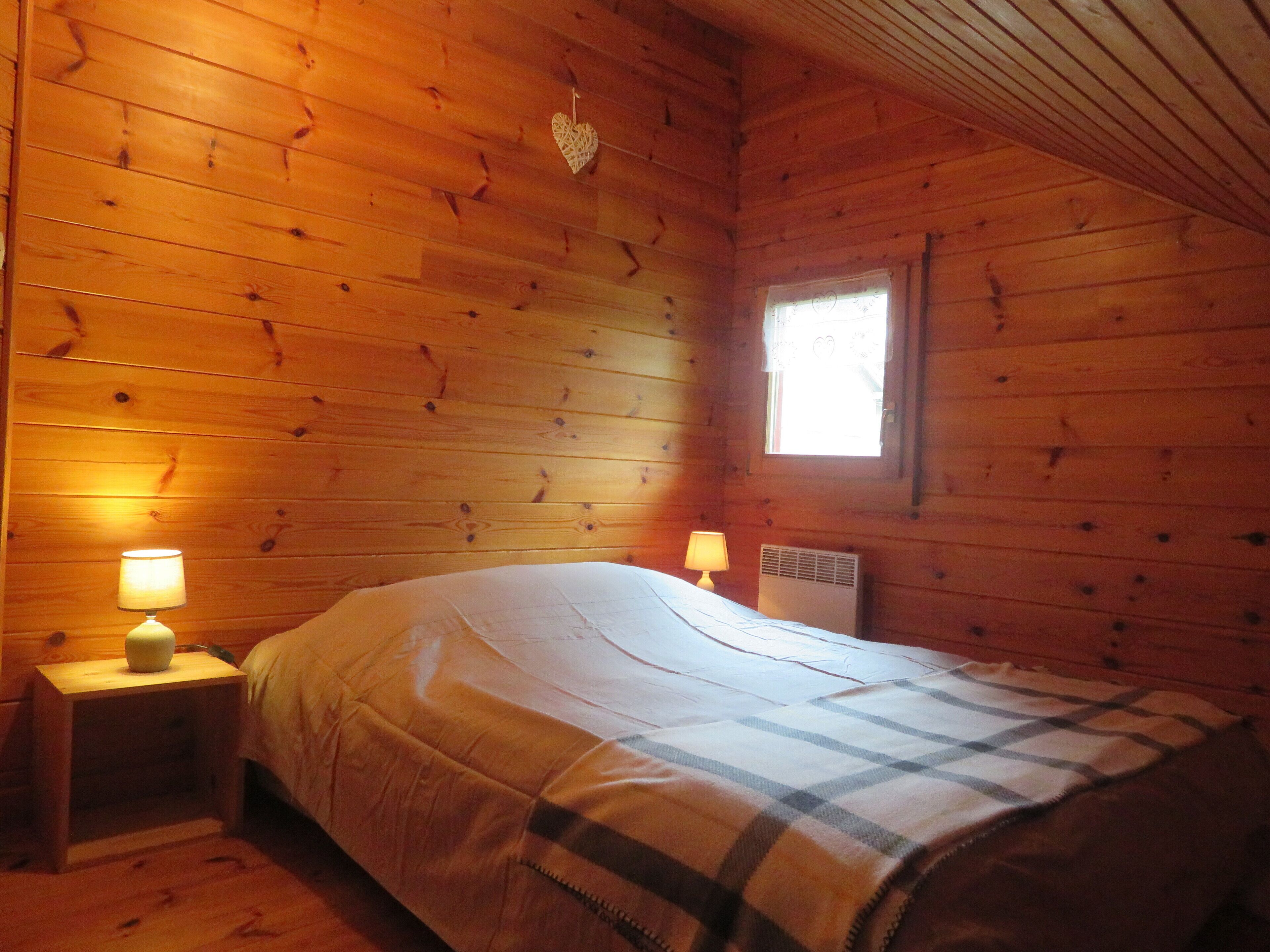 3 bedrooms, desk, iron/ironing board, travel cot