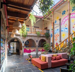 Lobby sitting area - Viajero Cusco Hostel (Cusco)