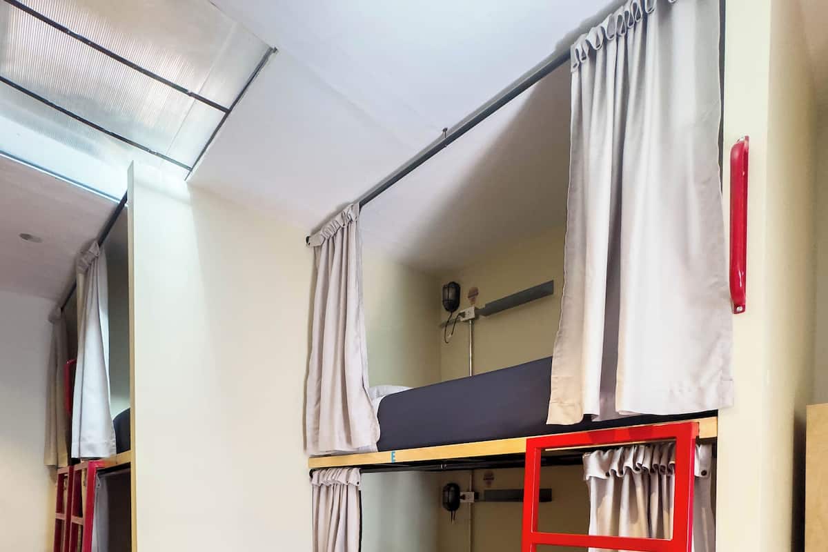 Shared Dormitory, Private Bathroom (6-bed "Pods") | 1 bilik tidur, kalis bunyi, Wi-fi percuma, cadar katil