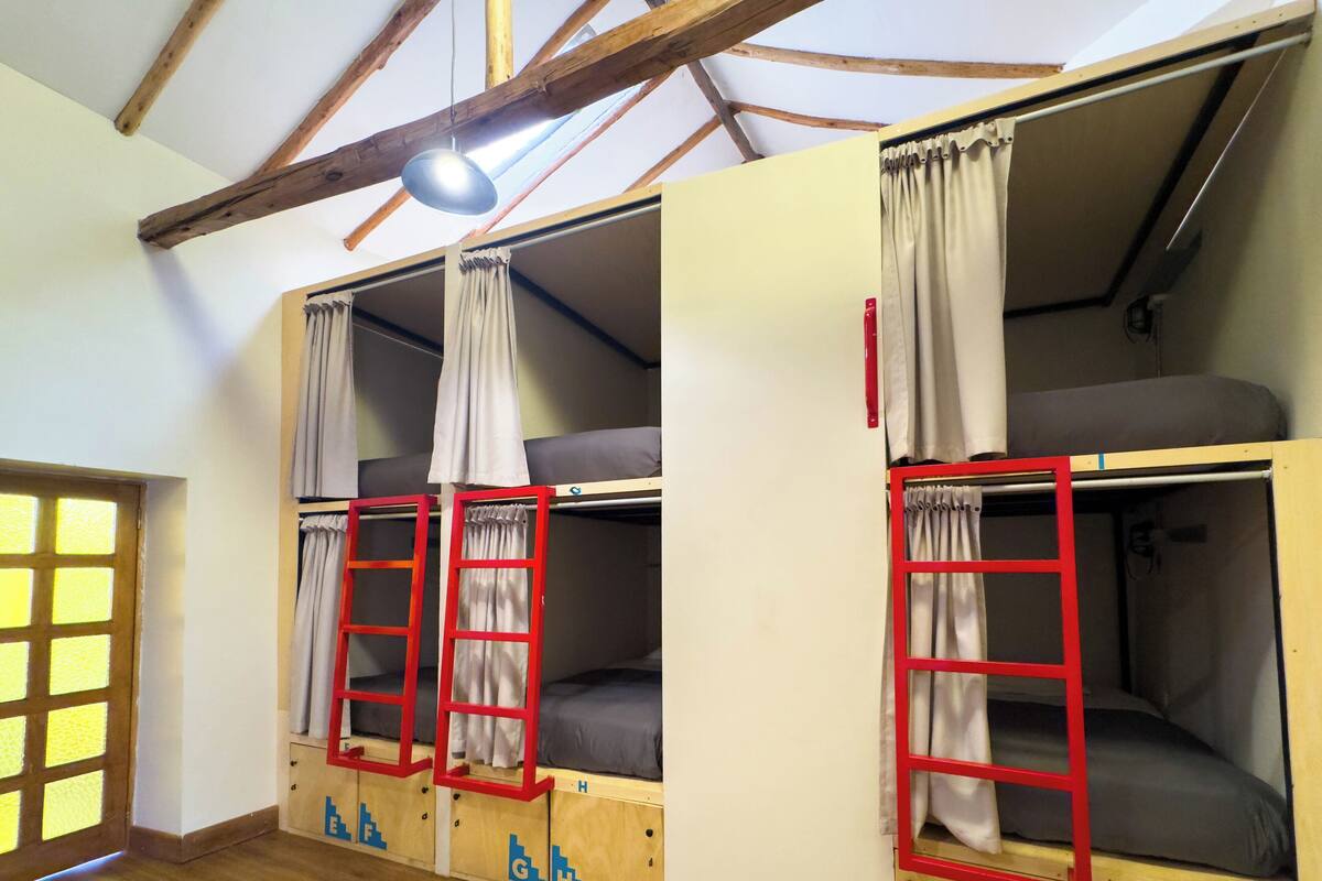 共同ドミトリー エンスイート (10-bed) | 防音設備、WiFi (無料)、ベッドシーツ