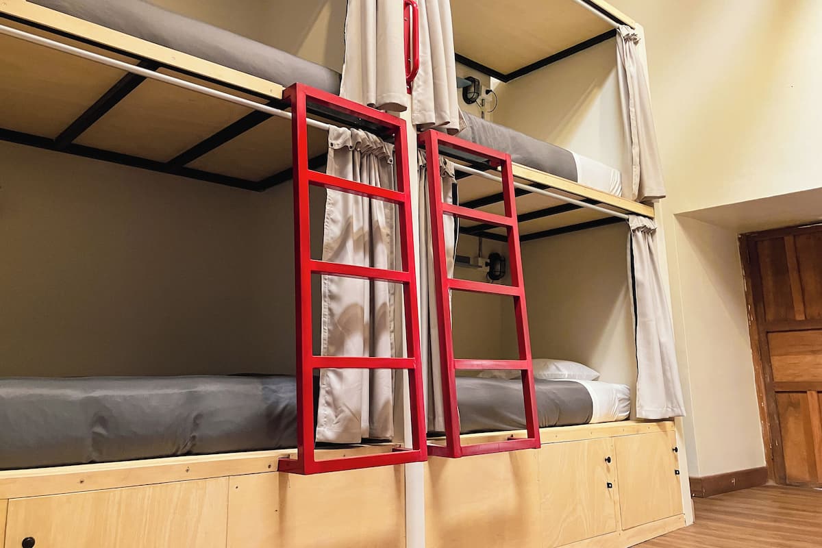 共同ドミトリー 共用バスルーム (8-bed Budget dorm) | 防音設備、WiFi (無料)、ベッドシーツ