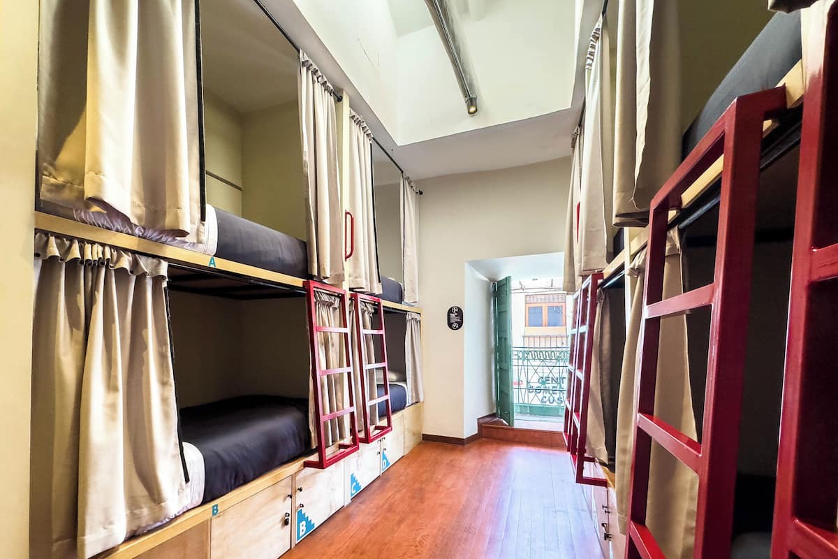 Shared Dormitory, Private Bathroom (12-bed "Pods") | 1 bilik tidur, kalis bunyi, Wi-fi percuma, cadar katil