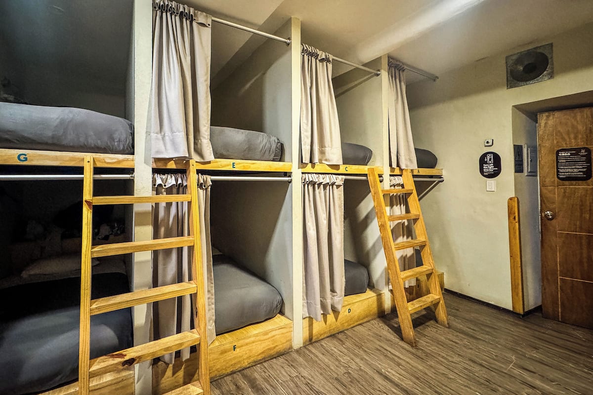 共同ドミトリー 共用バスルーム (12-bed “Pods”) | 防音設備、WiFi (無料)、ベッドシーツ