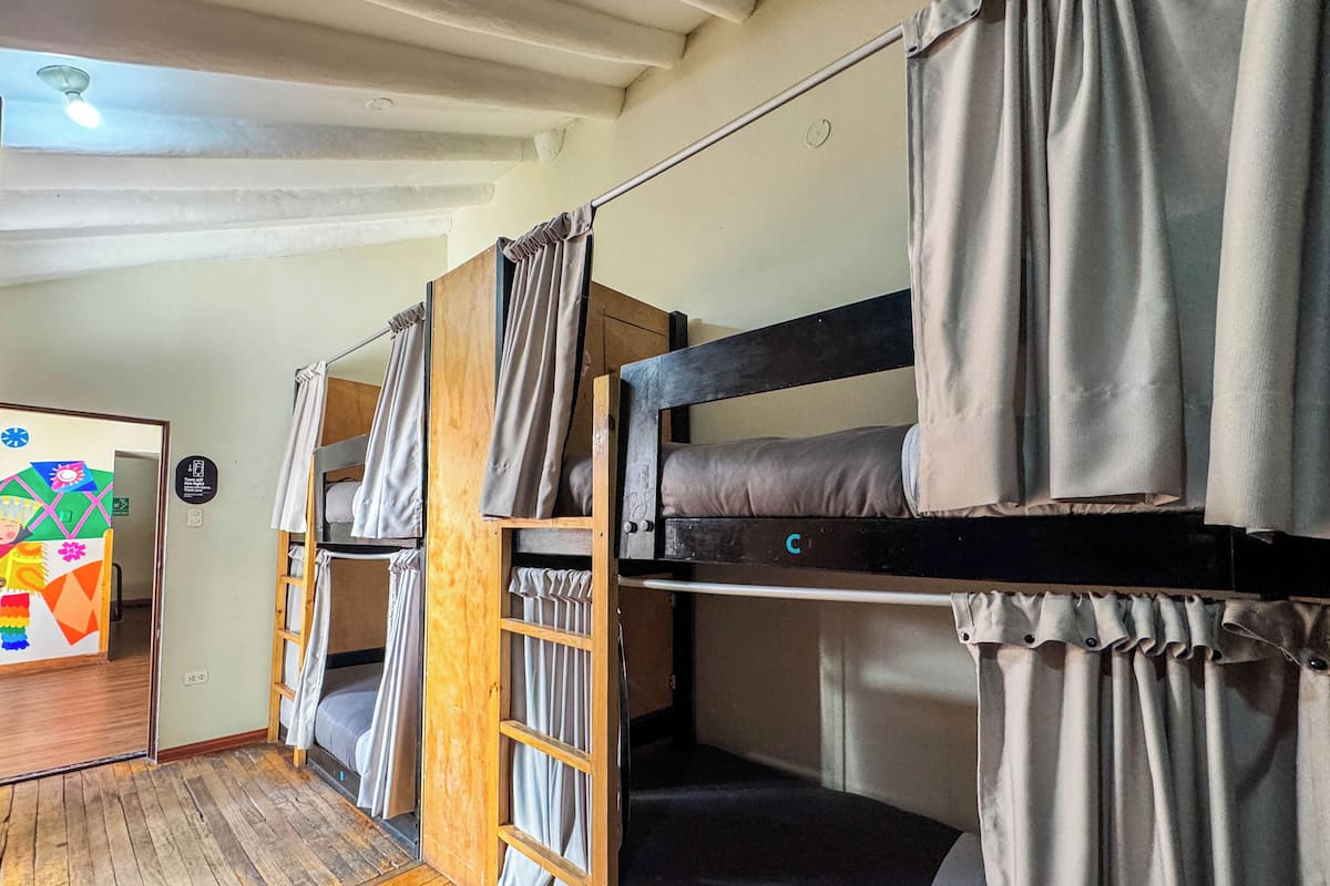 Shared Dormitory, Shared Bathroom (10-bed "Pods") | 1 bilik tidur, kalis bunyi, Wi-fi percuma, cadar katil