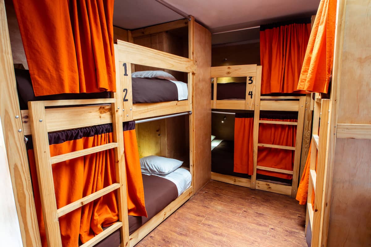 共同ドミトリー 共用バスルーム (6-bed “Pods”) | 防音設備、WiFi (無料)、ベッドシーツ