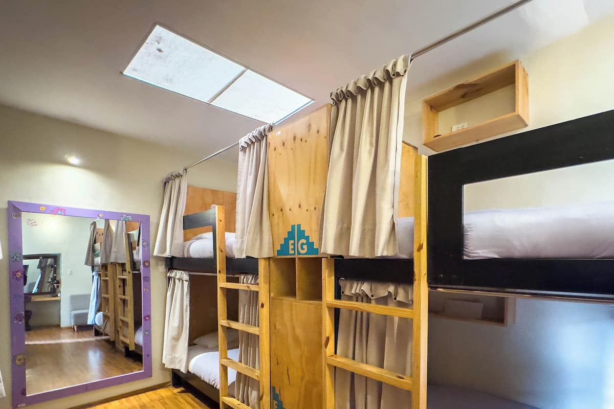 共同ドミトリー 女性限定 エンスイート (8-bed “Pods”) | 防音設備、WiFi (無料)、ベッドシーツ
