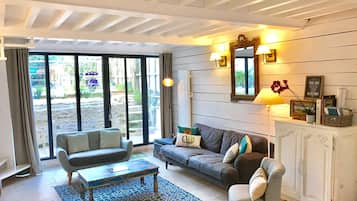 Smart-TV, Kamin, Videospiele, Bücher