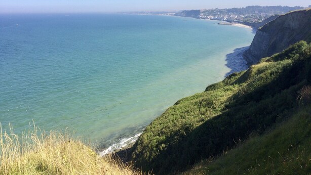 Eine Küstenlandschaft mit freiem Blick auf das Meer und einer Klippe.