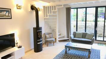 TV connectée, cheminée, jeux vidéo, livres