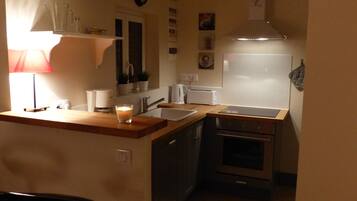 Køleskab, mikrobølgeovn, ovn, kogeplade