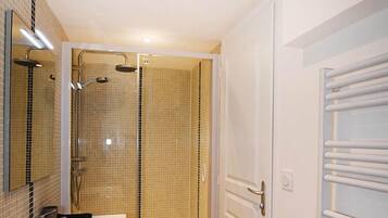 Serviettes fournies, savon, papier toilette