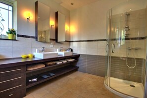 Combined shower/tub, hair dryer, towels - Charming villa with pool and sea view, ideal for family or friends (Vallauris)