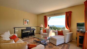 Télévision, lecteur de DVD, table de tennis de table, livres