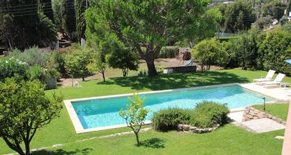 Charming villa with pool and sea view, ideal for family or friends
