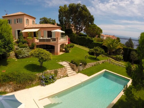 Charming villa with pool and sea view, ideal for family or friends