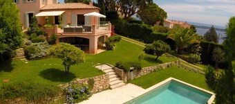 Charming villa with pool and sea view, ideal for family or friends