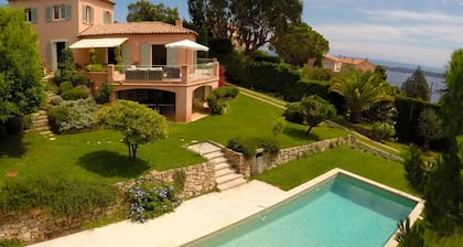 Viehättävä huvila uima-altaalla ja merinäköalalla, sopii erinomaisesti perheelle tai ystäville