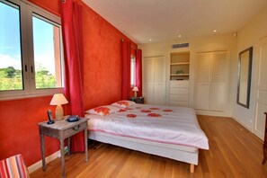 4 bedrooms, iron/ironing board, WiFi, bed sheets