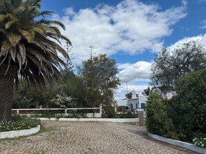 Property grounds - beautiful villa with private pool, bbq, wifi, 10 mins from the sea and  golf  (alcantarilha)