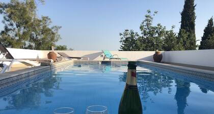 beautiful villa with private pool, bbq, wifi, 10 mins from the sea and golf