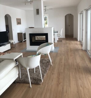 Fernseher, Kamin, DVD-Player, Bücher