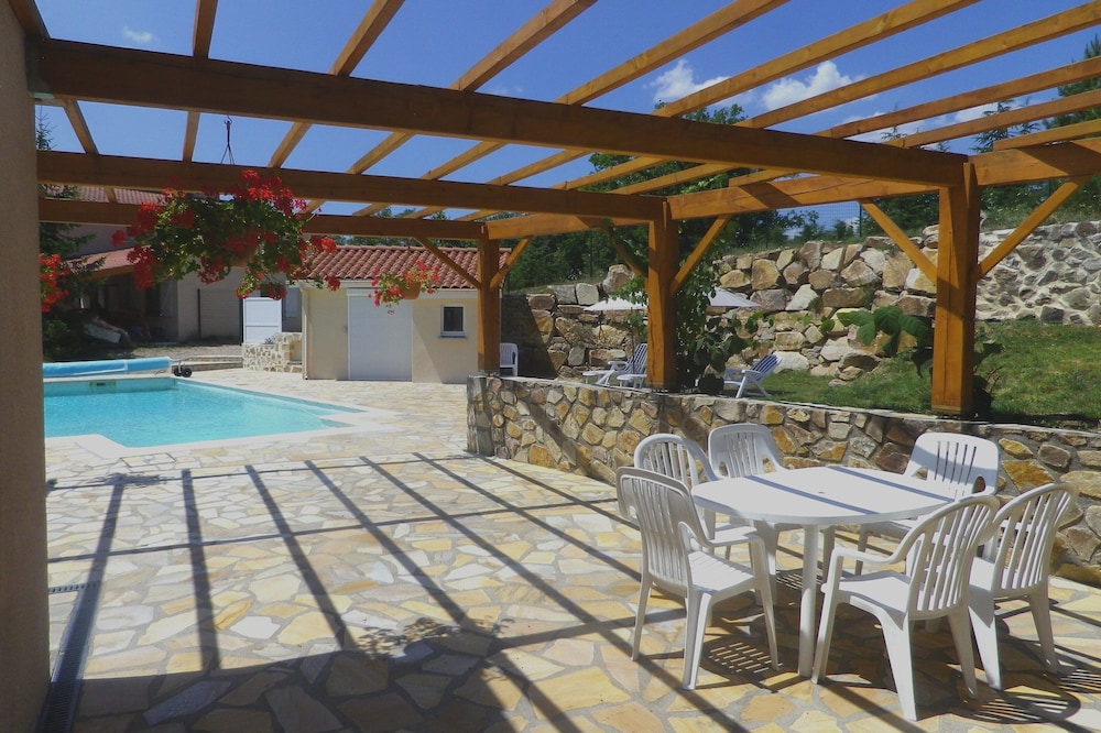 GITE 6-8 PERS. PRIVATE POOL, 3 BEDROOMS, 3 BDR, KITCHEN, ALLIER VALLEY