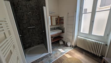 Douche, sĂšche-cheveux