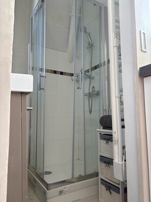 Regadera, toallas, jabón, shampoo 