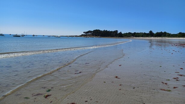 A beach with boats in the water and a sandy shore. - House "la paludière" in Rhuys Peninsula (Sarzeau)