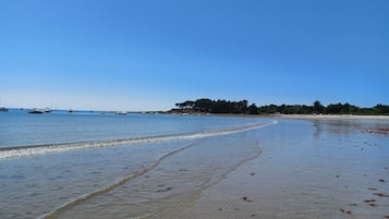 Vlak bij het strand, ligstoelen aan het strand