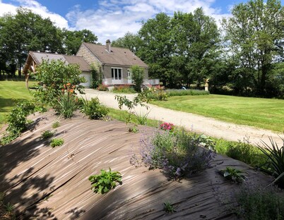 Gîte with view of the Chaîne des Puys - 4 pers - large garden - near Vulcania