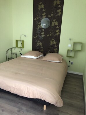 2 bedrooms, iron/ironing board, Internet, bed sheets - COUNTRY HOUSE on 7000 m2 of land (Landogne)